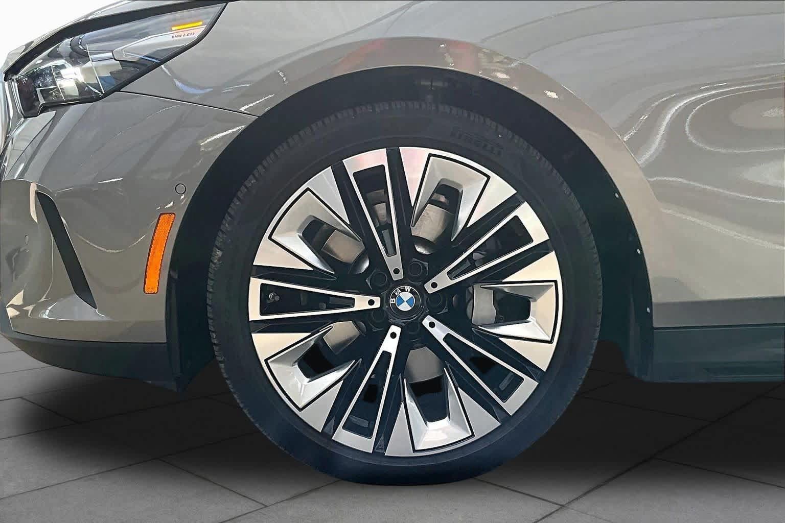 Used 2025 BMW 530i w/ Premium Package RWD image 11