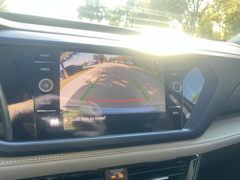 Certified 2024 Volkswagen Taos SE w/ Panoramic Sunroof Package image 23