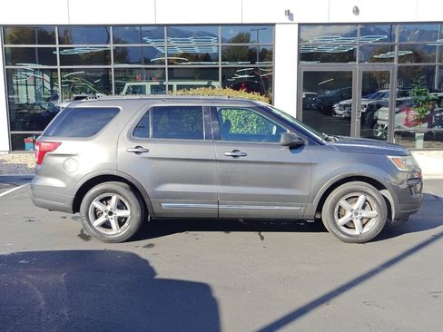 Used 2018 Ford Explorer XLT image 8