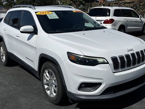 Used 2019 Jeep Cherokee Latitude w/ Popular Appearance Group FWD image 4