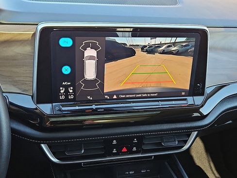 Used 2024 Volkswagen Atlas SE image 16