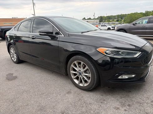 Used 2017 Ford Fusion SE w/ Fusion SE Technology Package FWD image 3