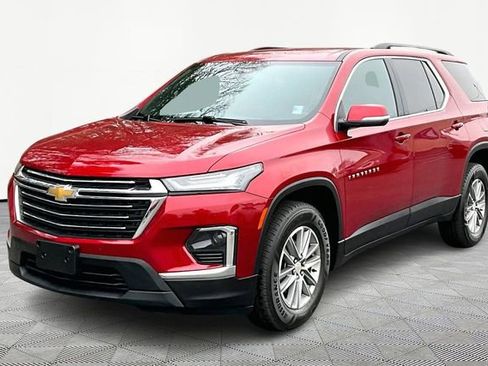 Used 2023 Chevrolet Traverse LT image 3