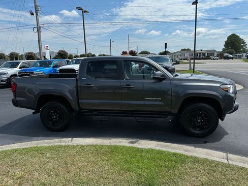 Used 2022 Toyota Tacoma SR5 w/ Technology Package RWD image 4