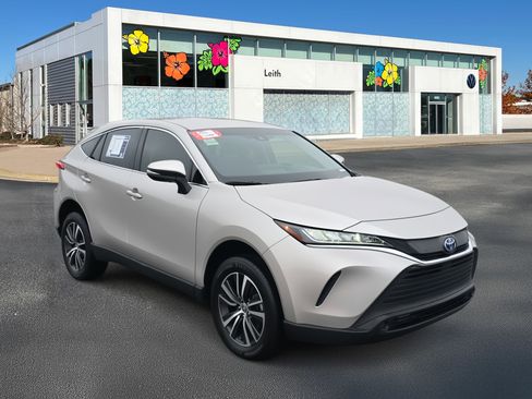 Used 2022 Toyota Venza LE image 1