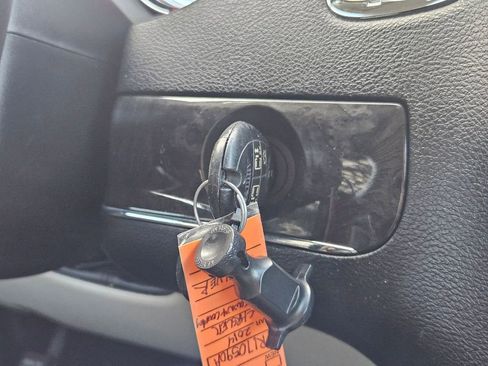 Used 2014 Chrysler Town & Country Touring image 17