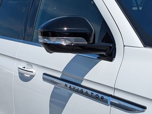 Used 2025 Lincoln Navigator Reserve AWD/4WD image 10
