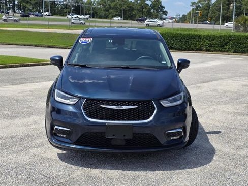 Used 2023 Chrysler Pacifica Touring-L FWD image 3
