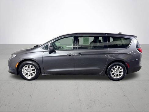 Used 2023 Chrysler Voyager LX FWD image 9