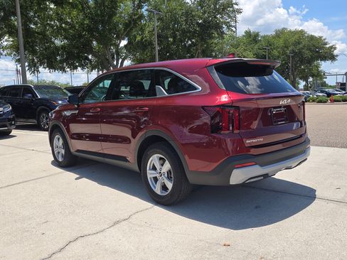 Certified 2025 Kia Sorento LX FWD image 6
