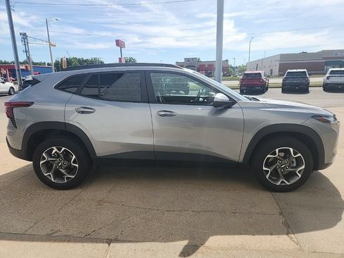 Used 2025 Chevrolet Trax LT w/ LT Convenience Package FWD image 8