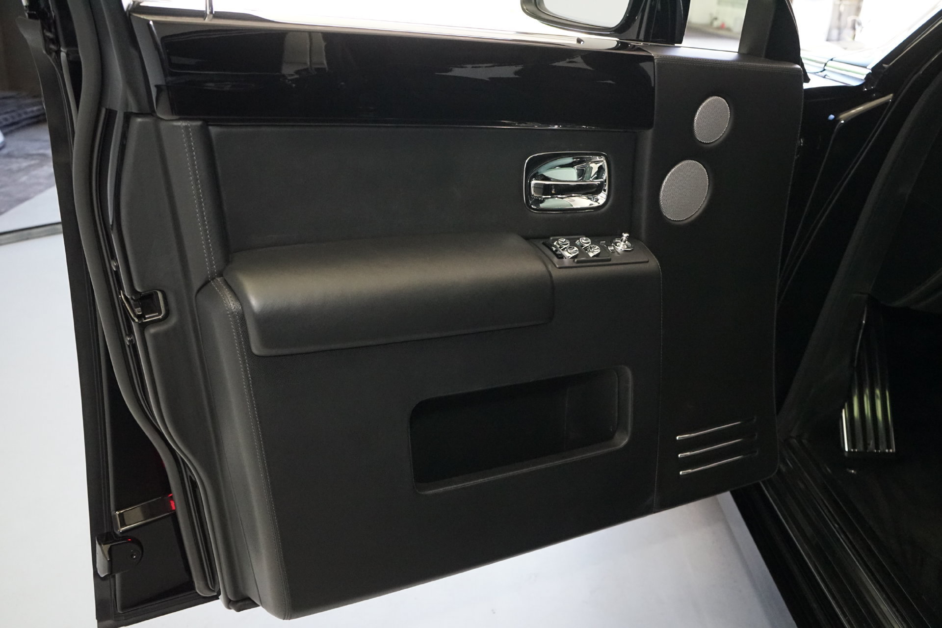 Used 2013 Rolls-Royce Phantom Sedan RWD image 28