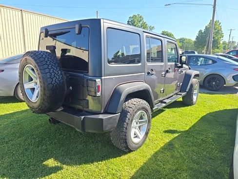 Used 2018 Jeep Wrangler Unlimited Rubicon w/ Connectivity Group AWD/4WD image 8