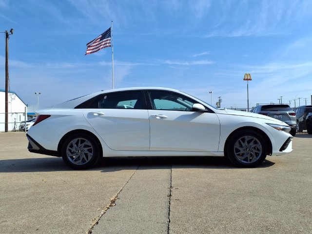 Used 2026 Hyundai Elantra Hybrid FWD image 4