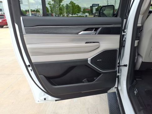 Used 2024 Jeep Wagoneer L Series II w/ Flexible Seating Group RWD image 19