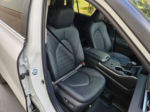 Certified 2024 Toyota Highlander XLE FWD image 16