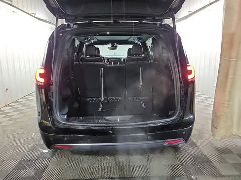 Used 2025 Chrysler Pacifica Limited image 8