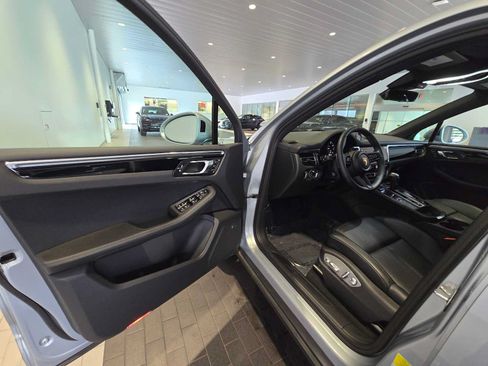 Used 2025 Porsche Macan AWD/4WD image 22