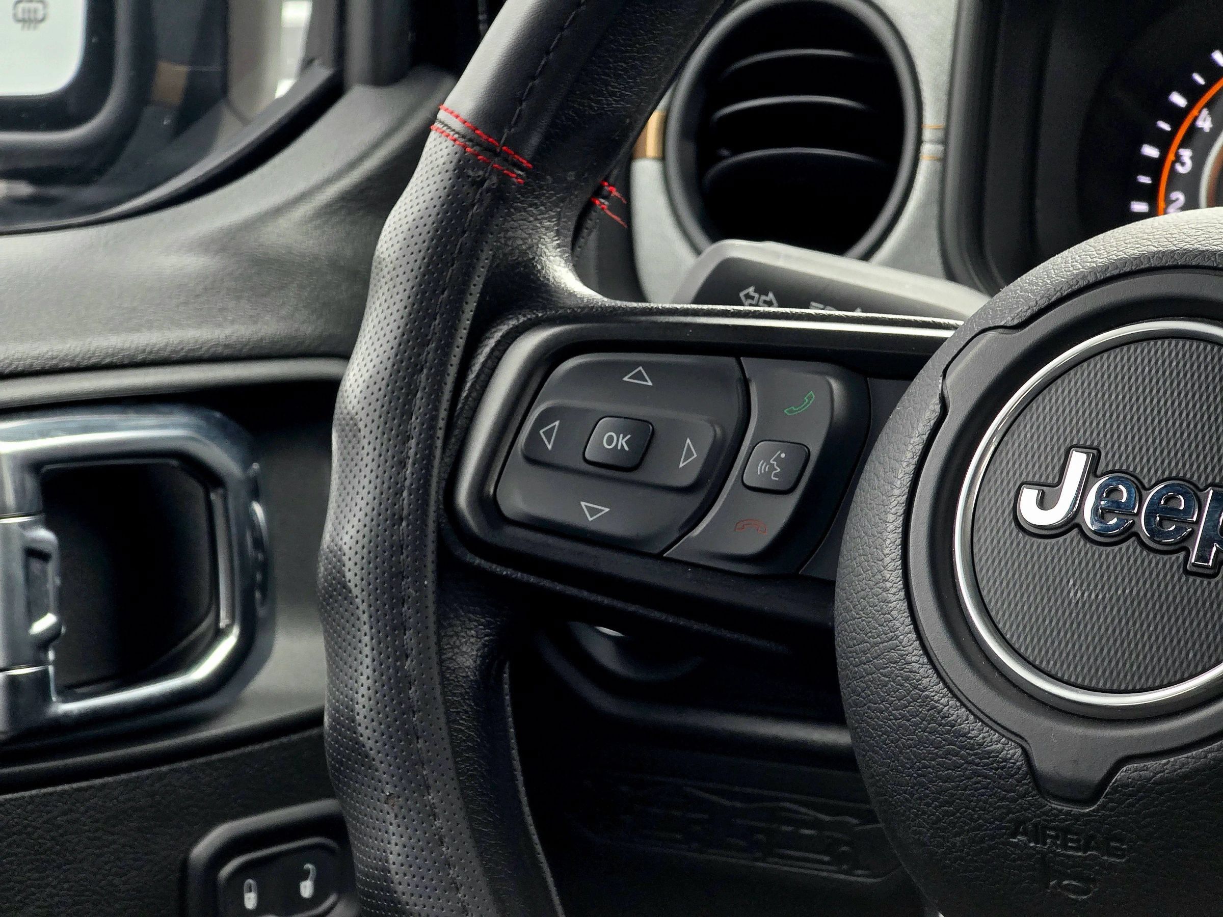 Used 2025 Jeep Gladiator Sport AWD/4WD image 29