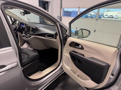 Used 2018 Chrysler Pacifica Touring-L FWD image 16