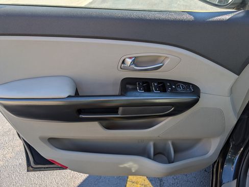 Used 2016 Kia Sedona LX w/ LX Essentials Premium Package image 13