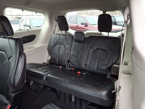 Certified 2018 Chrysler Pacifica Touring-L image 12