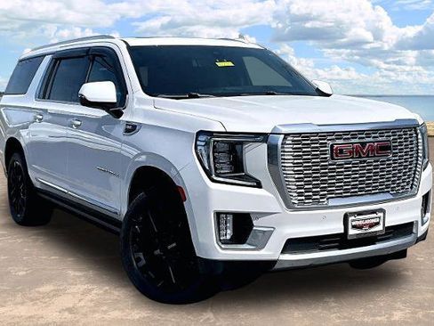 Used 2022 GMC Yukon XL Denali w/ Advanced Technology Package image 1