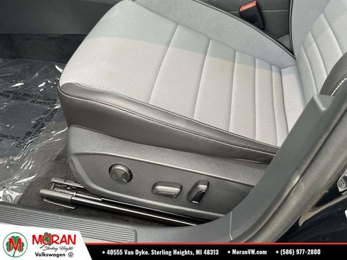 Used 2025 Volkswagen Jetta SE w/ Sunroof Package FWD image 19