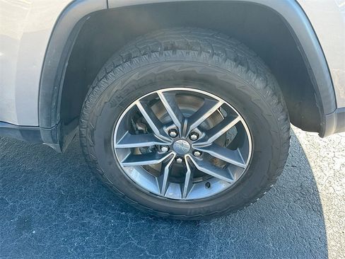 Used 2017 Jeep Grand Cherokee Limited w/ Luxury Group II image 24