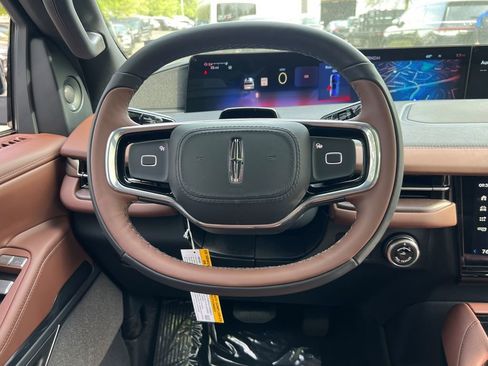 New 2026 Lincoln Navigator Reserve AWD/4WD image 17