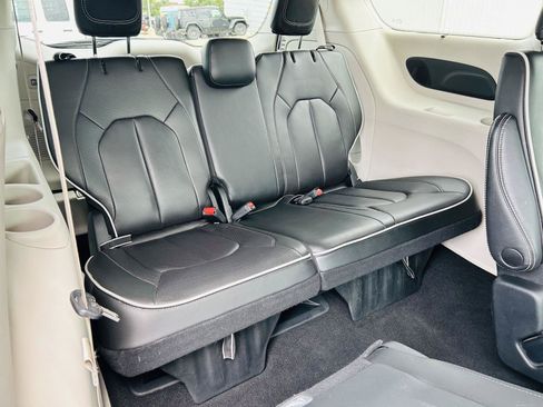 Used 2023 Chrysler Pacifica Limited FWD image 35