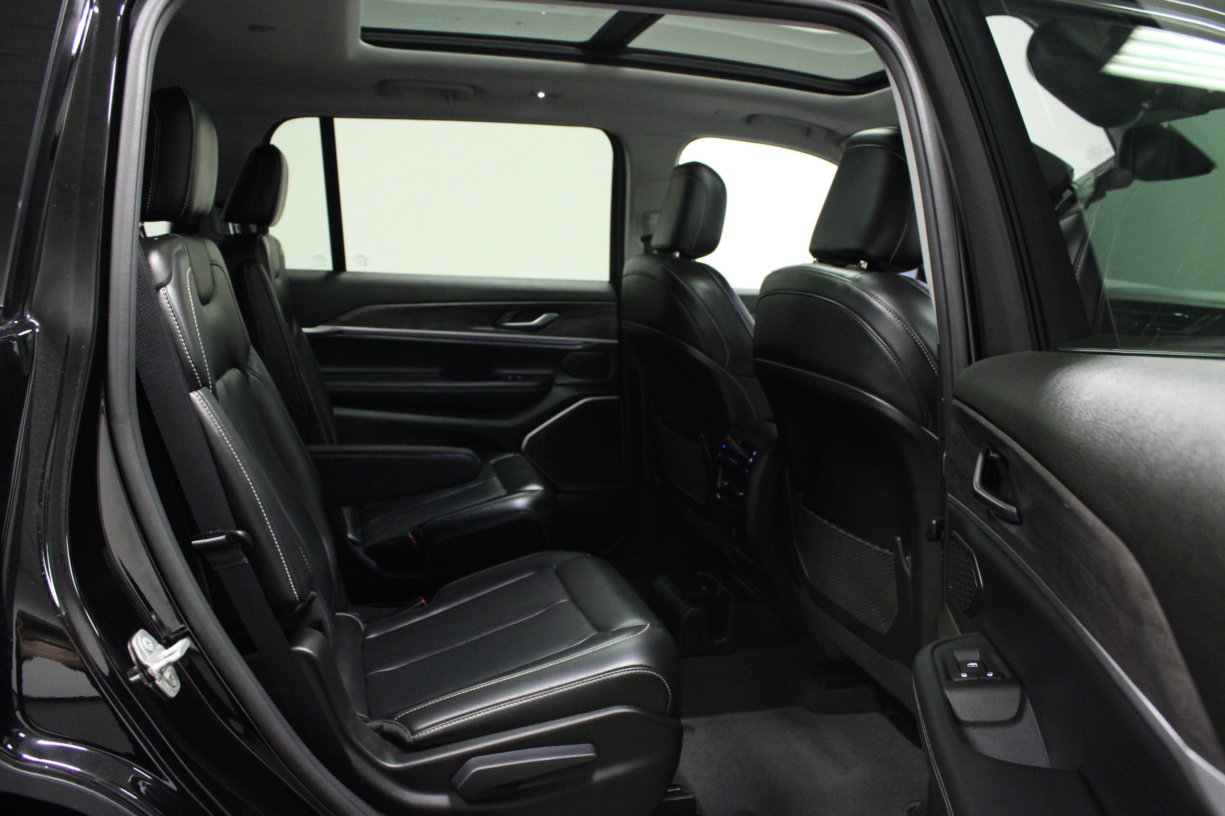Used 2022 Jeep Grand Cherokee L Limited AWD/4WD image 16