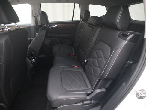 Used 2025 Volkswagen Atlas SE AWD/4WD image 16
