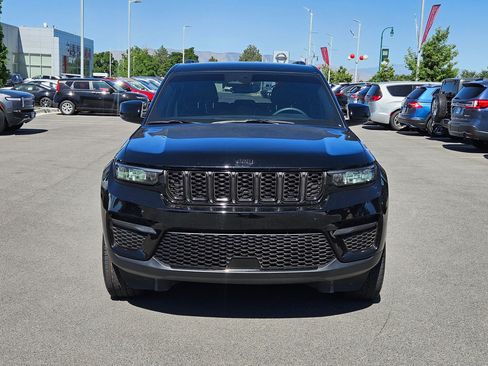Used 2023 Jeep Grand Cherokee Altitude AWD/4WD image 11