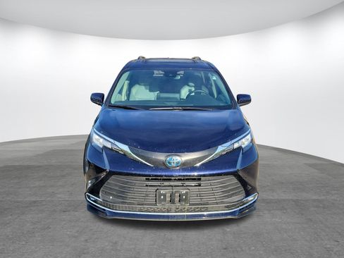 Used 2021 Toyota Sienna XLE FWD image 2