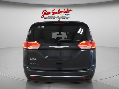 Used 2018 Chrysler Pacifica Touring-L FWD image 5