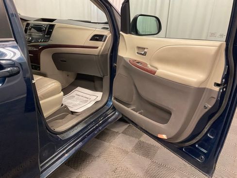 Used 2011 Toyota Sienna XLE w/ Entertainment Pkg image 31