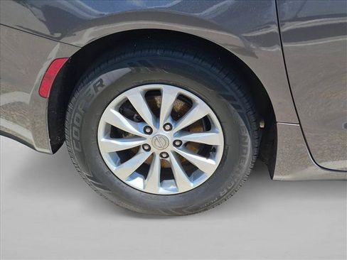 Used 2018 Chrysler Pacifica Touring Plus FWD image 9