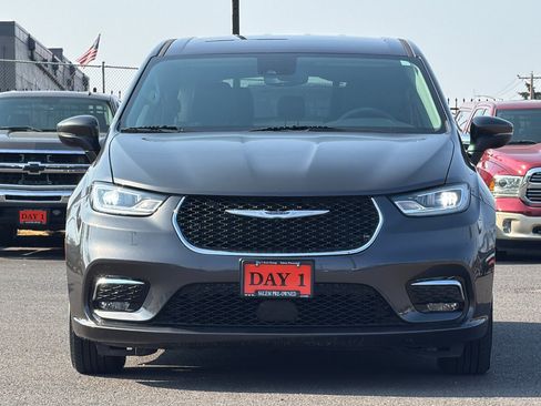 Used 2023 Chrysler Pacifica Touring-L FWD image 10