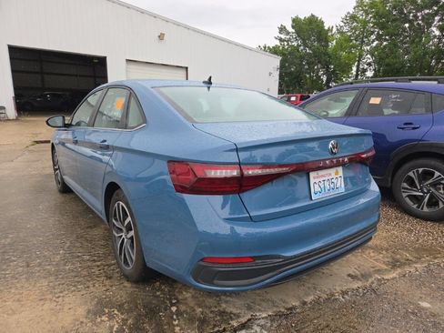 Used 2025 Volkswagen Jetta SE FWD image 8