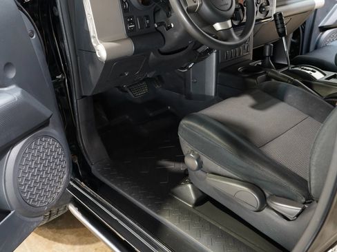 Used 2013 Toyota FJ Cruiser 4WD w/ Convenience Pkg image 36