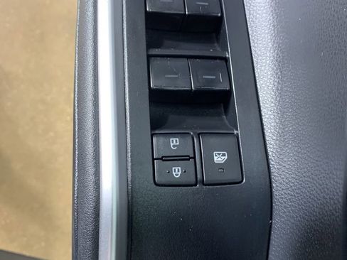 Used 2023 Toyota Highlander XLE AWD/4WD image 18