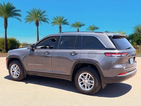 Used 2023 Jeep Grand Cherokee Laredo X RWD image 3