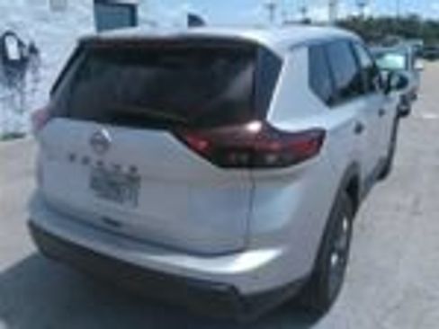 Used 2024 Nissan Rogue S FWD image 4