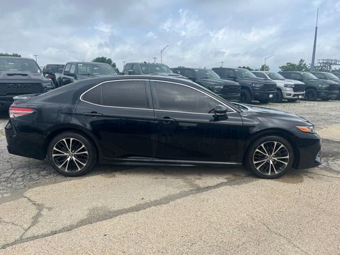 Used 2018 Toyota Camry SE w/ Moonroof Package FWD image 5