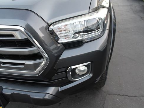 Used 2017 Toyota Tacoma Limited image 10