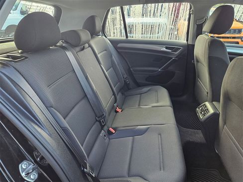 Used 2017 Volkswagen Golf S image 16