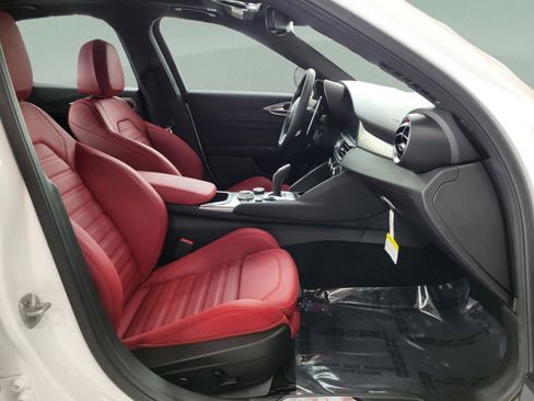 New 2025 Alfa Romeo Giulia w/ Veloce Package Rwd image 36