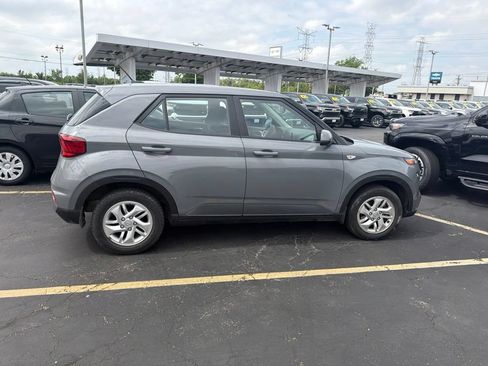 Used 2023 Hyundai Venue SE FWD image 4