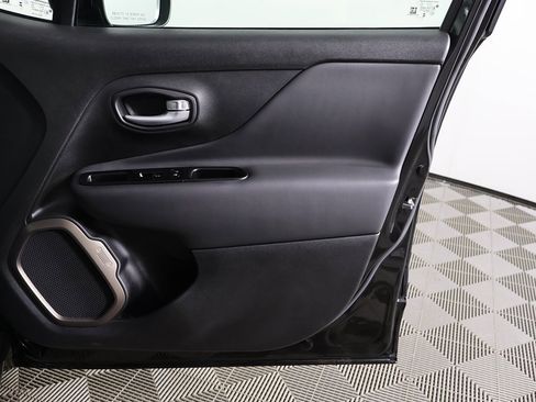 Used 2023 Jeep Renegade Latitude image 19